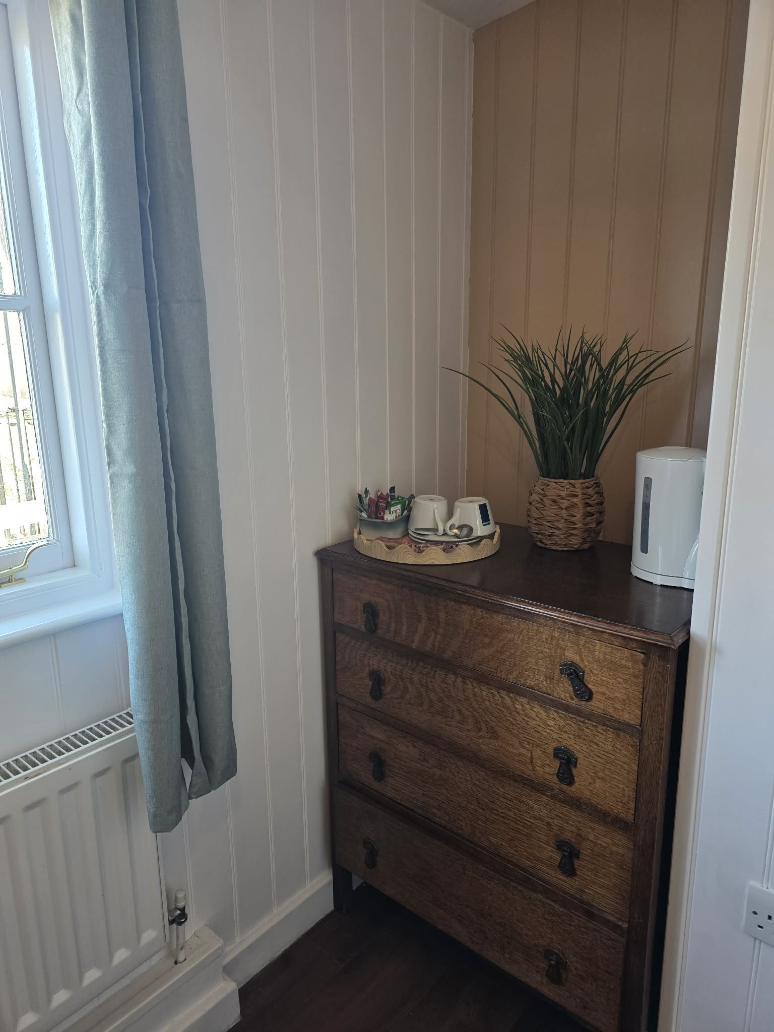 12 rooms & a holiday suite
